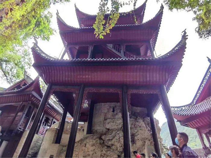 晚上一个男的主动说到你家帮你装被子是什么意思？游戏画面